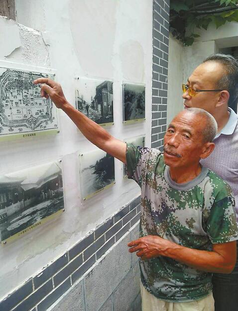 蔡玉友觀看濟南城區的老照片 志愿者供圖