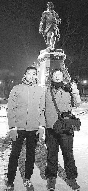 朱川(左)和赵文勇(右)两位济南爷们在圣彼得堡合影。