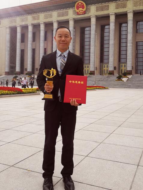 NU SKIN 如新中国总裁郑重出席大会代表公司接受颁奖