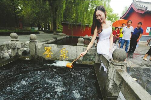 “泉水姑娘”在墨泉取水。