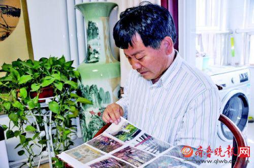 想念母親的時(shí)候,劉忠德就會(huì)翻看相冊(cè)。
