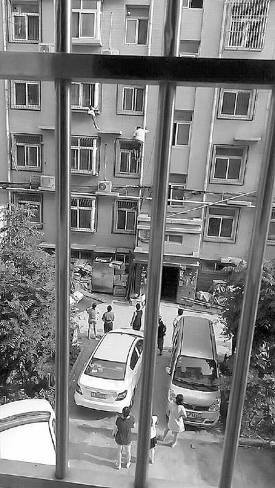 杜百嶺救人心切,爬樓時一點也沒感到害怕