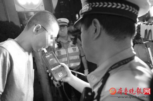 酒駕嫌疑人接受快速檢查。 齊魯晚報記者 戴偉 攝