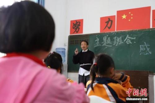 资料图:贵州乡村教师。中新社记者 瞿宏伦 摄