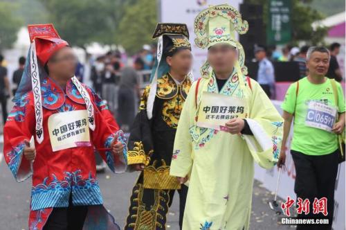 資料圖:參賽者造型吸人眼球。中新社記者 泱波 攝