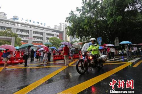 2018年广州高考期间有降雨，广州交警为高考护航 广州警方 摄