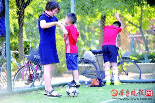 平时闲暇时间,李卉会陪孩子上培训班、出去旅游。
