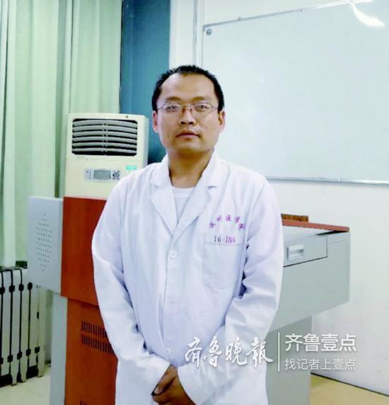 2016年剛考上大學的陳博。和兒子比賽