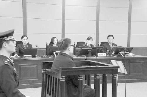 劉樹琪(中)當庭表示認罪悔罪