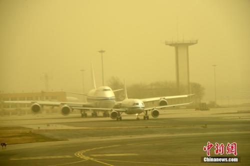3月28日，北京首都国际机场沙尘天气笼罩。中新社记者 孙自法 摄