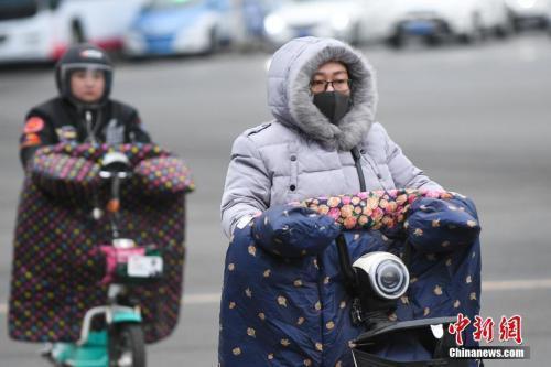 4月4日，山西太原，民众身穿冬衣出行。新社记者 武俊杰 摄