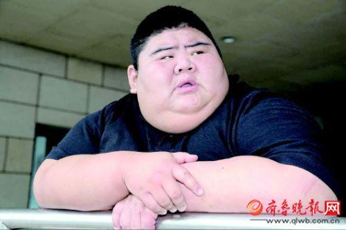 王浩楠最初的體重高達668斤,這讓他有了很大壓力。 院方供圖