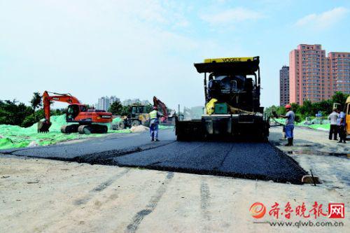 ◤舜德路北延正在鋪設瀝青,還剩最后40米。本報記者 劉飛躍 攝