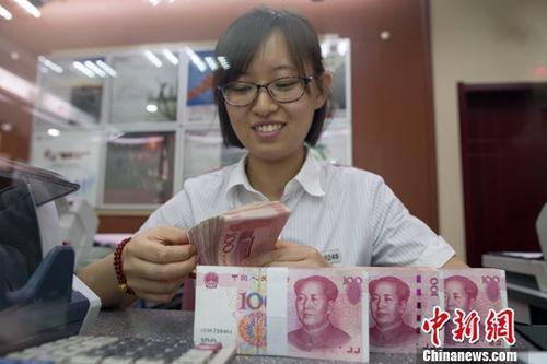 资料图:银行工作人员正在清点货币。中新社记者 张云 摄