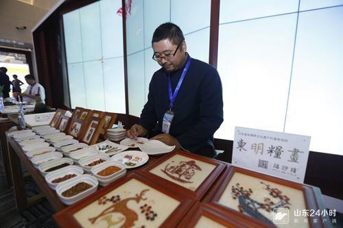 非遺傳人韓國瑞正在制作東明糧畫