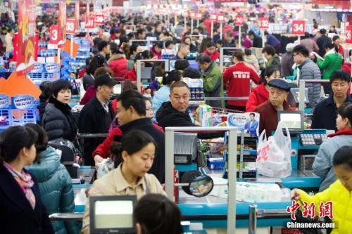 資料圖:民眾購買生活用品。張云 攝