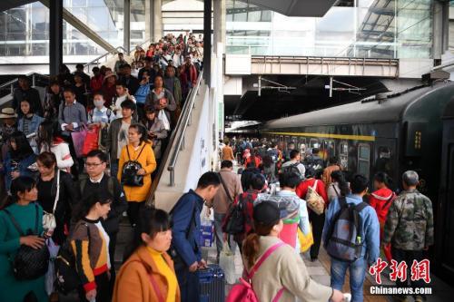 资料图:2018年3月12日,旅客在昆明火车站进站乘车。中新社记者 刘冉阳 摄