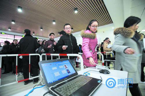 考生刷身份證驗證身份。