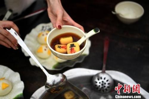 資料圖:湯圓制作成一顆顆麻將的樣式。 陳超 攝
