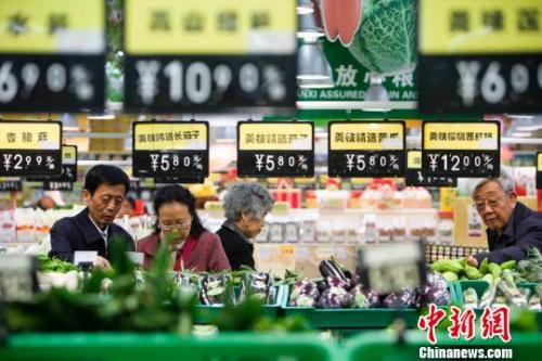資料圖:超市蔬菜區(qū)。 張云 攝