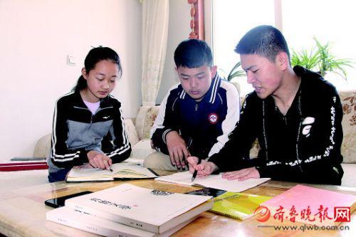 王建皓开办了“追梦作文公益讲堂”，利用节假日义务辅导中小学生写作。