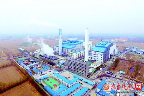 垃圾進(jìn)入垃圾處理廠進(jìn)行焚燒或填埋。(資料片)