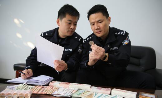 民警在清点被抢的财物