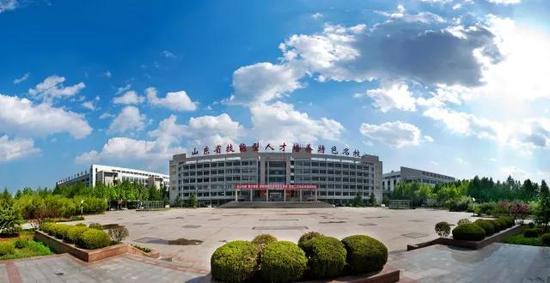 蓝天下的教学主楼
