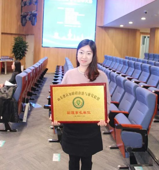 神经内一科崔彩霞代表参加授牌仪式