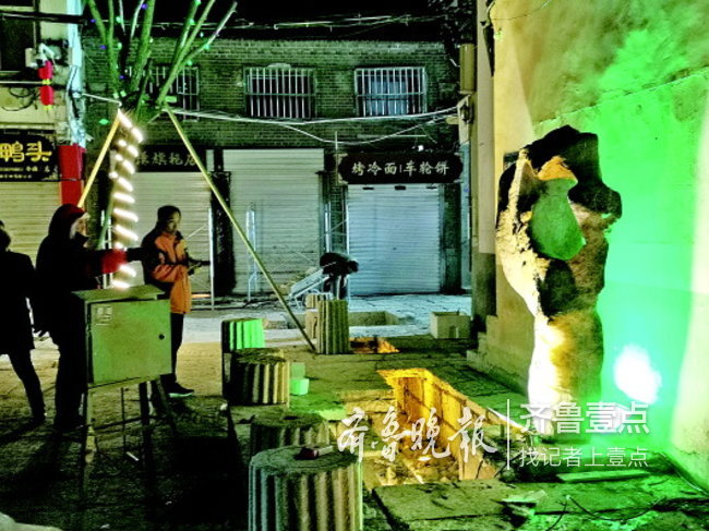 29日晚,芙蓉泉广场区域进行灯光调试,住在附近的市民提前来探街。