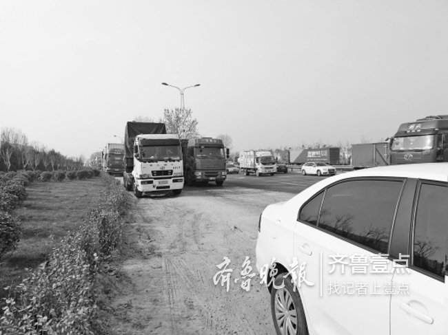 济南市区排队等待上高速的大货车。齐鲁晚报·齐鲁壹点记者王皇　摄