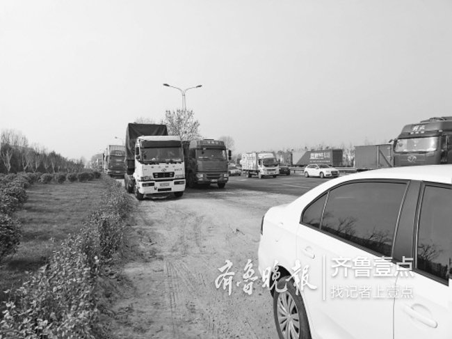 濟南市區排隊等待上高速的大貨車。齊魯晚報·齊魯壹點記者王皇 攝