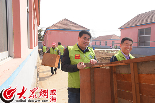 尹力军在志愿服务活动中