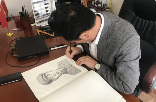 在林宇辉工作室里，74岁的张鸿武用手不断触摸着画像中的大哥，喃喃地说。