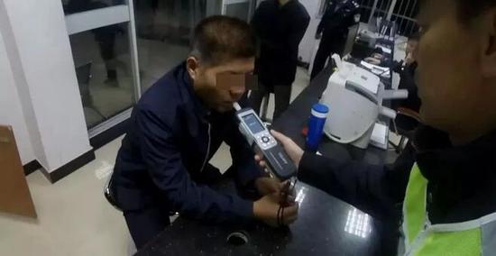 對陳某進行酒精呼氣測試