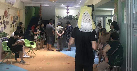 家长们等在幼儿园大厅内,要求园方退还费用