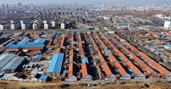 在滨州市区的东部,北镇办事处,城市高楼怀抱中,有一个不足300人的小村——任铁匠村。