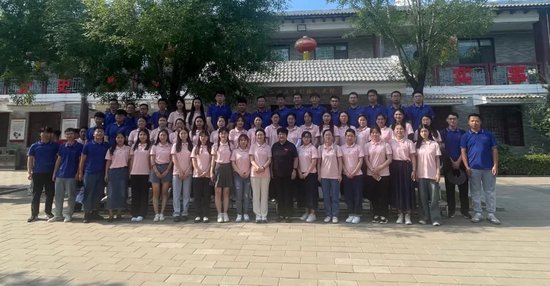 ▲学员参观三涧溪村