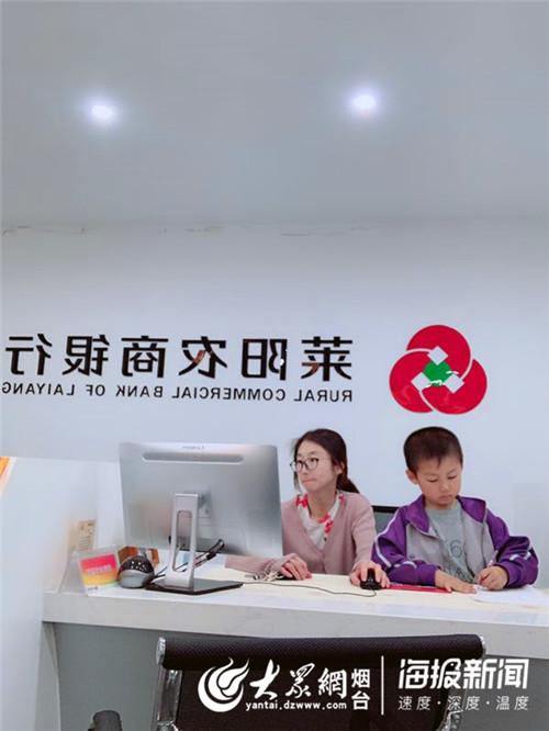 小高淅陪妈妈工作
