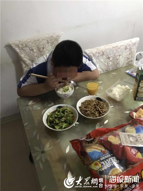 小峰(化名)在义工的陪伴下津津有味地吃饭