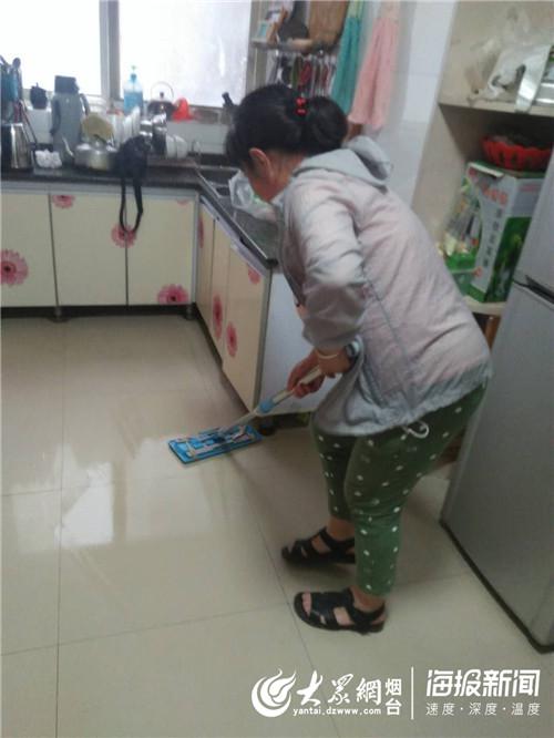 义工帮助打扫卫生