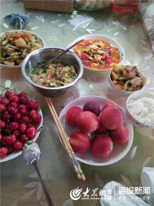 义工队员精心准备了饭菜、水果