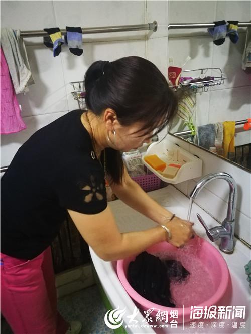 义工队员在小峰(化名)家收拾卫生