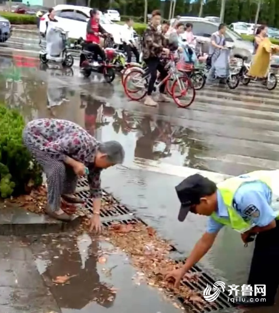 而另外一位老人,并没有找到当事人,但她弯腰的这一幕,却感动了无数人!