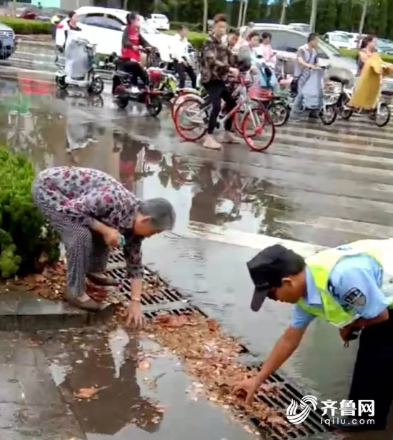 而另外一位老人，并没有找到当事人，但她弯腰的这一幕，却感动了无数人！