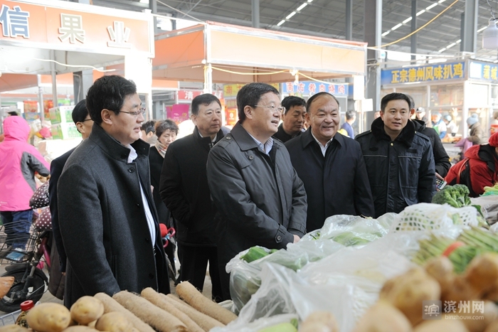2月4日，市委书记佘春明，市委副书记、市长宇向东调研春节农贸市场情况。