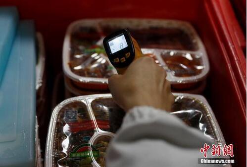 探访北京高铁盒饭生产配送基地。中新社记者 刘关关 摄