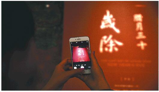△7日,陕西西安博物院,游客在年文化展上拍照。