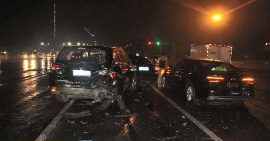 路虎车高速撞击了正在等红灯的四辆车