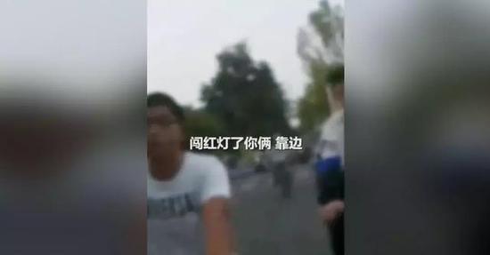 举旗视频恶搞视频大全,举旗视频恶搞视频大全下载